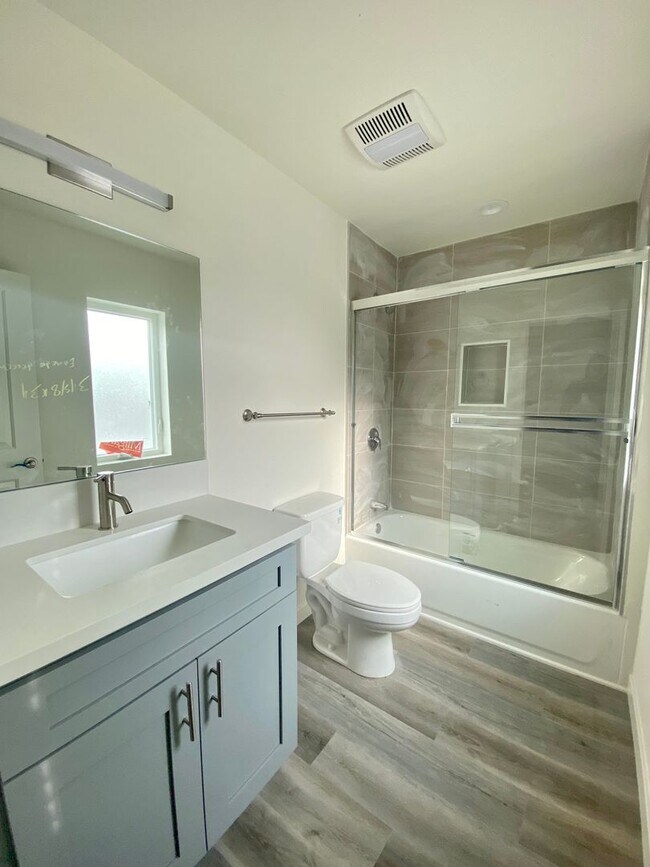 Building Photo - 2409 1/2 Ridgeley Dr