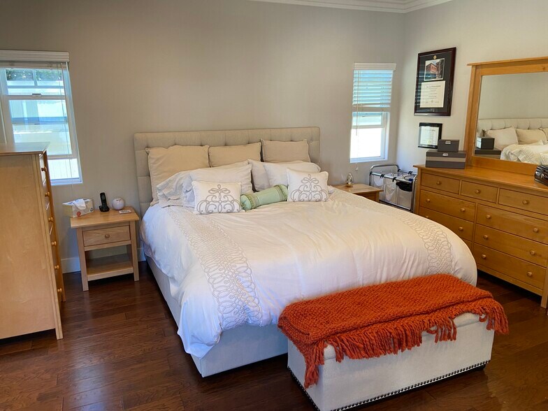 Building Photo - 4470 Stansbury Ave