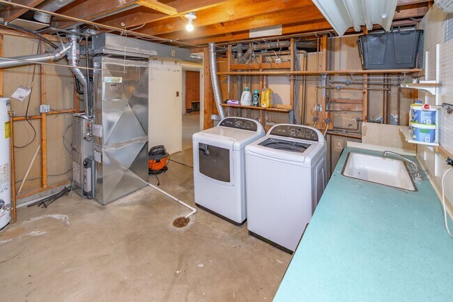 Building Photo - Amazing 3 bed/3 bath rental.  New Flooring!!  Solar Panels!!