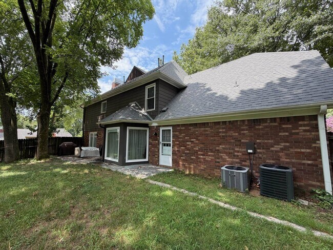 Building Photo - 2910 Foster Dale Cove