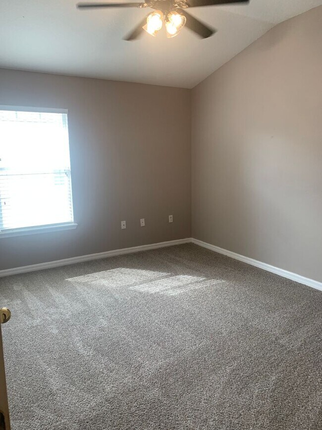 Building Photo - 3/2 Condo w/ 2 Car Garage in Harmony, FL