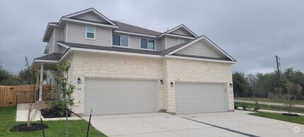 Building Photo - Luxury 3/2.5 Townhome in Cibolo