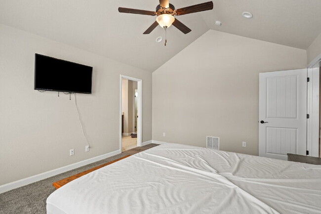 Building Photo - Modern Comfort Meets Mountain Beauty – 4-B...