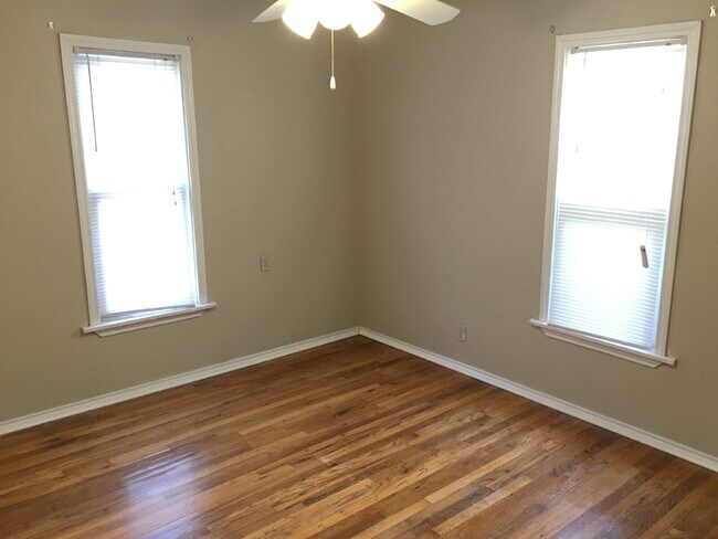 Building Photo - Spacious 3/1 With Back Patio!
