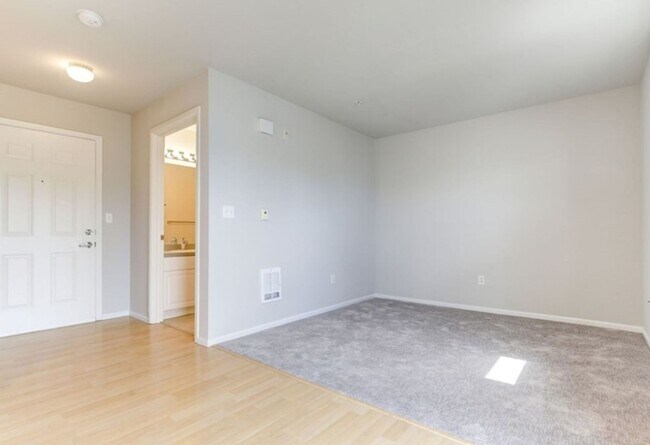 Building Photo - Top Floor Mini Studio, Tangletown-Greenlake