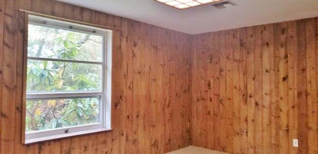 Building Photo - 3 BD 1BA Shoreline Rambler