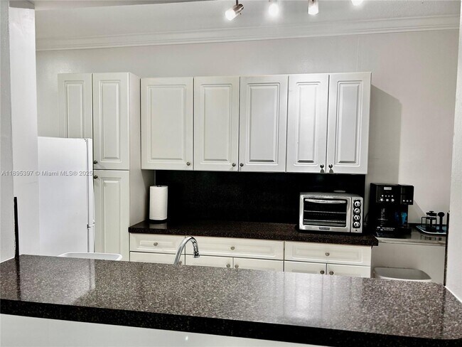 Building Photo - 2200 S Ocean Dr