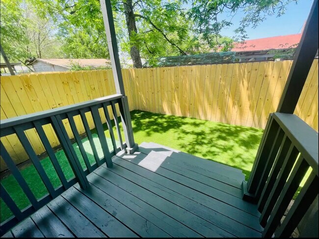 Building Photo - 336 Victor St