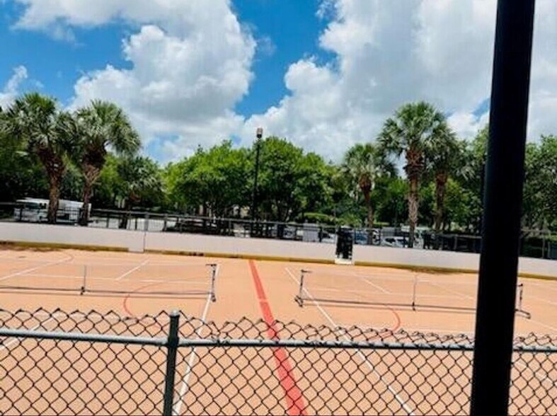 Building Photo - 122 Kensington Way