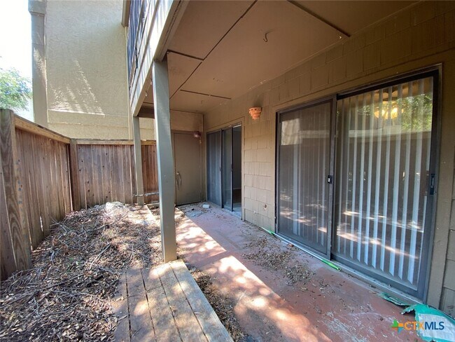 Building Photo - 1202 Thorpe Ln