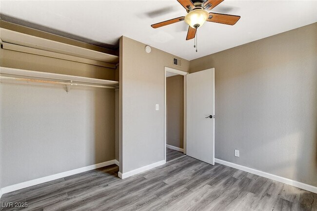 Building Photo - 1544 Hialeah Dr