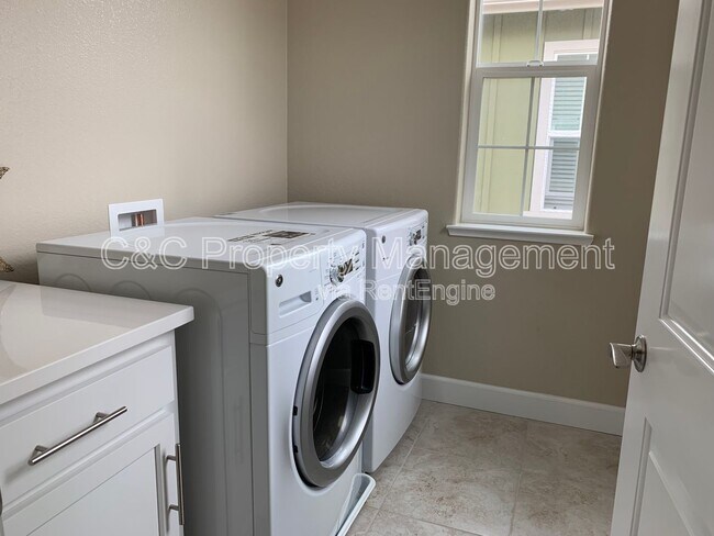 Building Photo - 412 Bungalow Dr