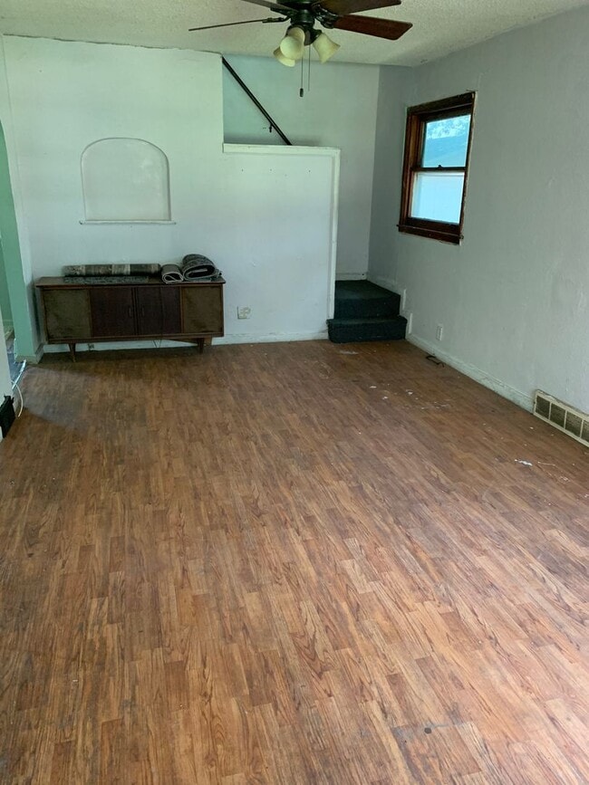 Building Photo - 2 Bedroom House $695