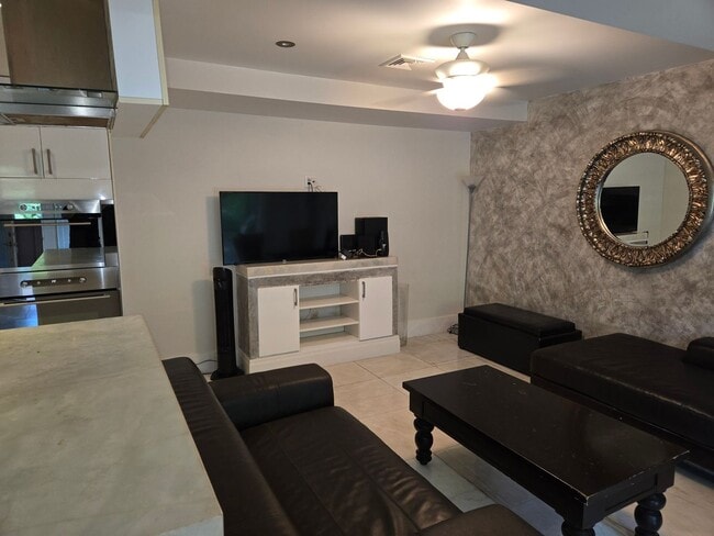 Building Photo - 1 Bedroom Haiku Getaway