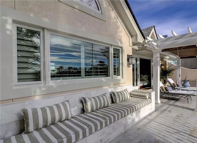 Building Photo - Spectacular Furnished Harbourfront Home in...
