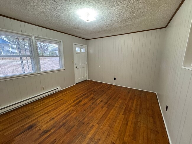 Building Photo - Available to Show