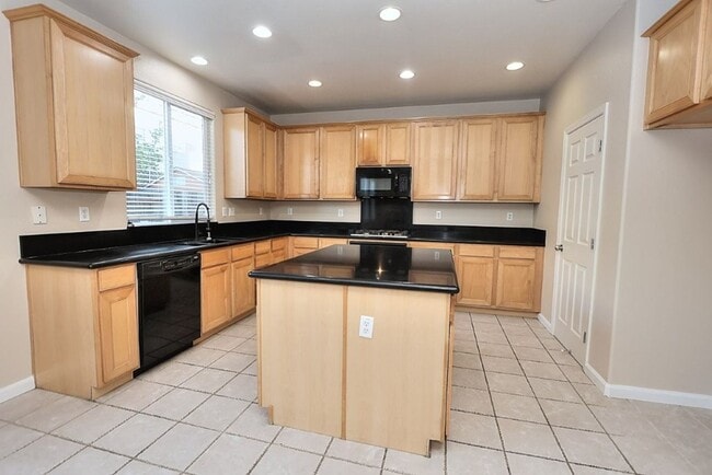 Building Photo - Beautiful 4 Bed 3 full bath Natomas Home!!