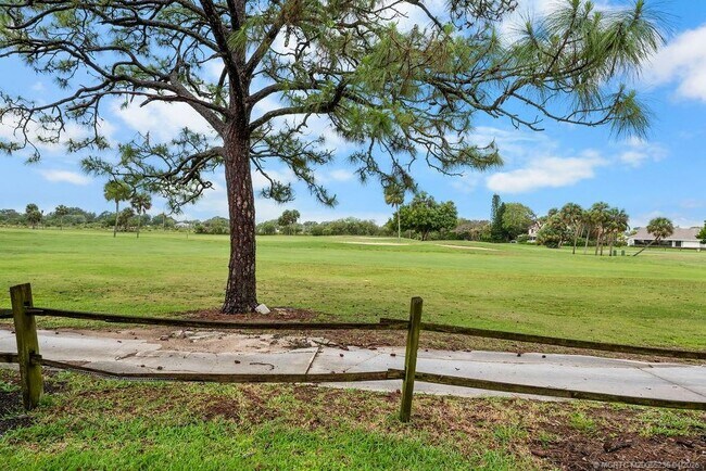 Building Photo - 7894 SE Saratoga Dr