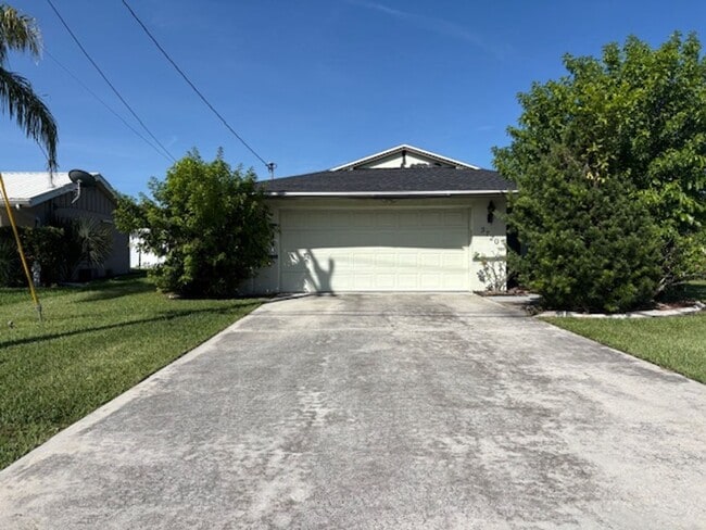 Building Photo - ******HOLIDAY SPECIAL NO RENT FOR DECEMBER****** Charming 2-Bedroom Home in Prime Cape Coral Loca...