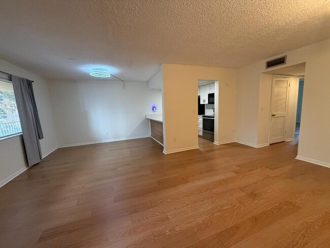 Building Photo - 2525 W Bay Dr