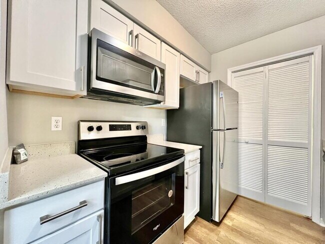 Building Photo - 3 BEDROOM CONDO IN TERRIFIC LOCATION!