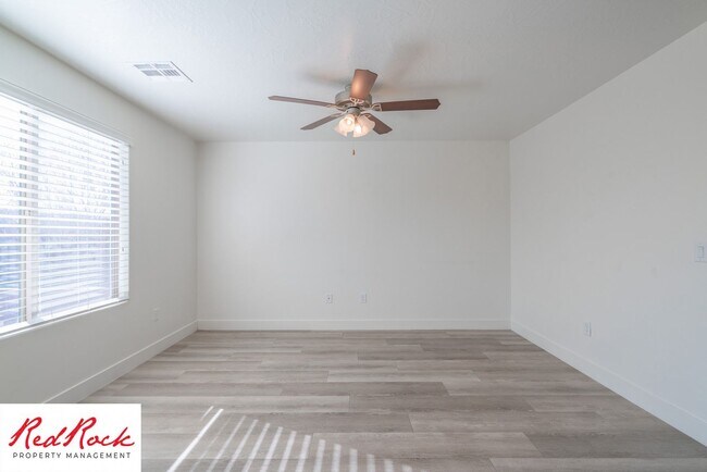 Building Photo - 4 Bed/2.5 Bath Townhome in Desert Bluff!