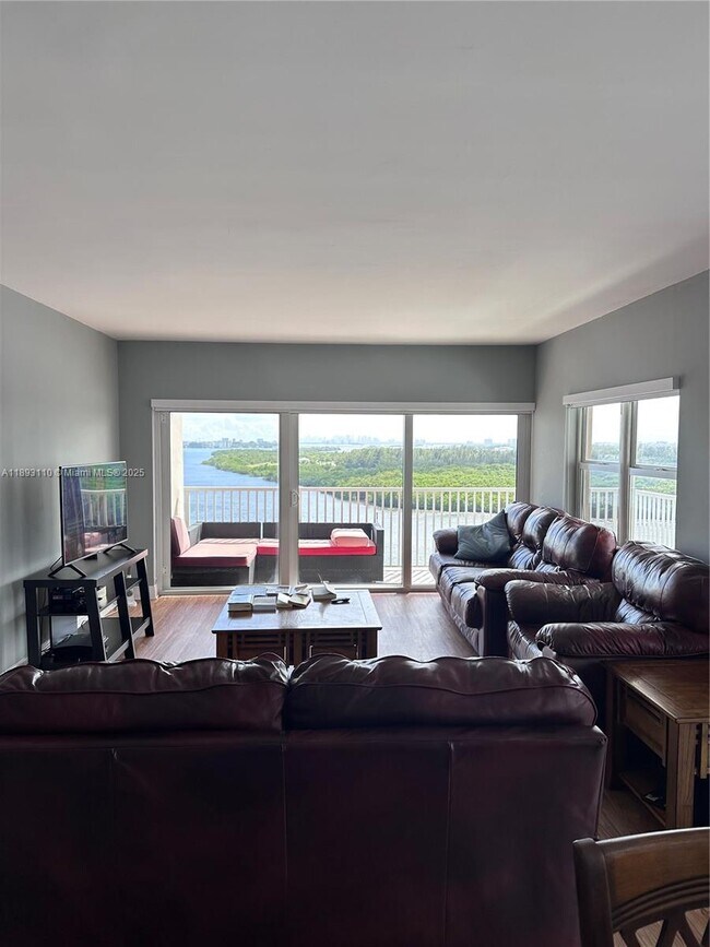 Building Photo - 300 Bayview Dr