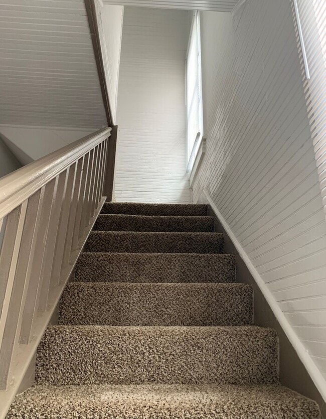 Building Photo - Spacious 4 Bedroom, 2 Bath Two-Story Home