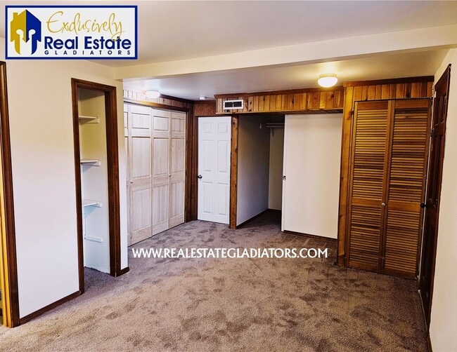 Building Photo - Pet Friendly Fresh 3 bed 2 bath with fully fenced yard