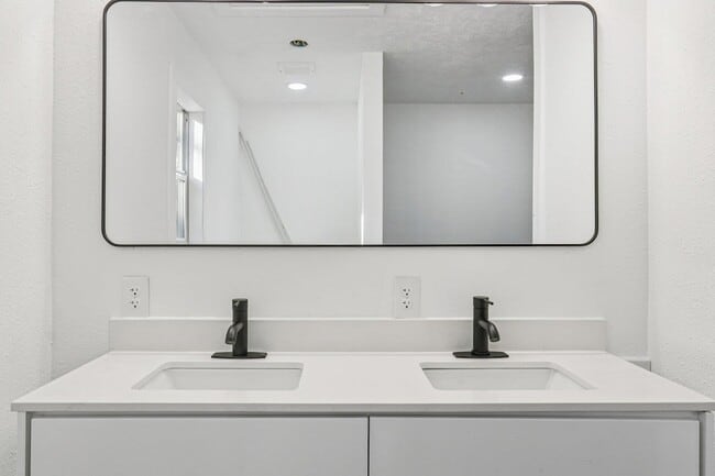 Building Photo - 385 Alta Vista Dr