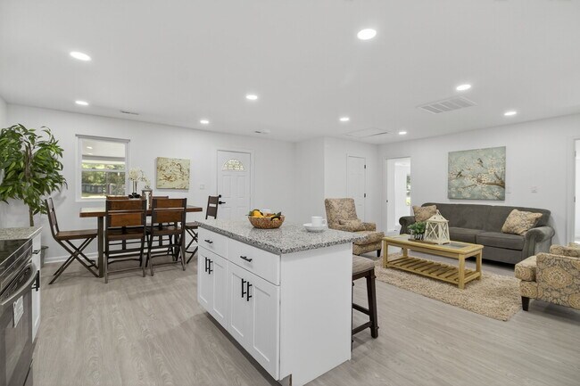 Building Photo - 13648 Track Ln