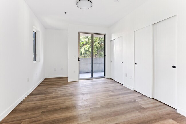 Large master bedroom - 900 S Harvard Blvd