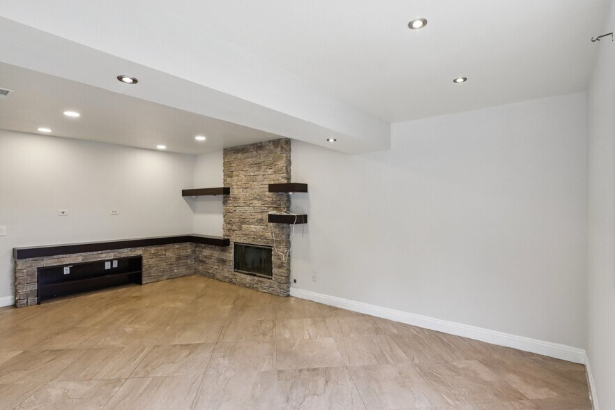 Building Photo - 7480 Addison Rd