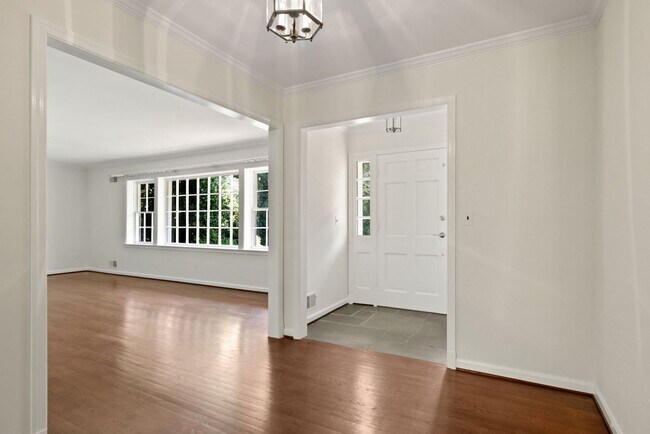 Building Photo - 3 Bed 3 Bath - Potomac Falls Rambler - 2 Car Garage