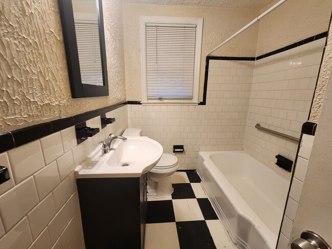 Building Photo - West Baltimore 2.5 Bedroom 1.5 Bathroom To...