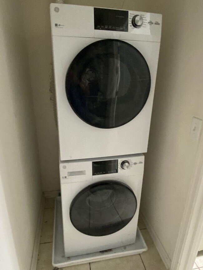 Building Photo - Beautiful 2 bedroom, 2 bathroom condo for ...