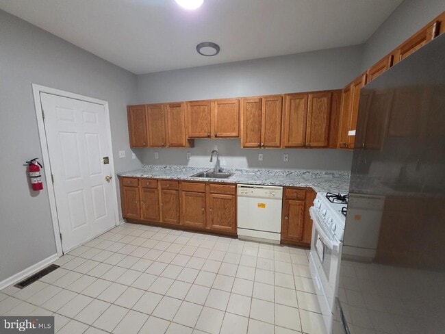 Building Photo - 611 Artisan St