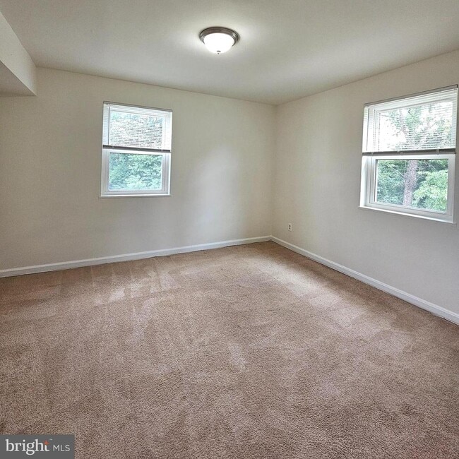 Building Photo - 3045 Patrick Henry Dr