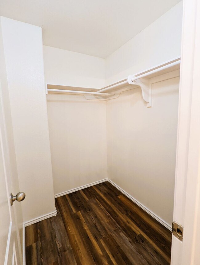 Building Photo - 813 W Arroyo Park Ln