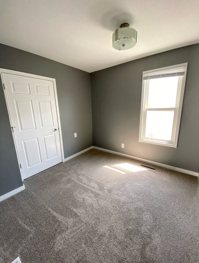 Building Photo - 2 bedroom 1 bathroom, pet friendly house.