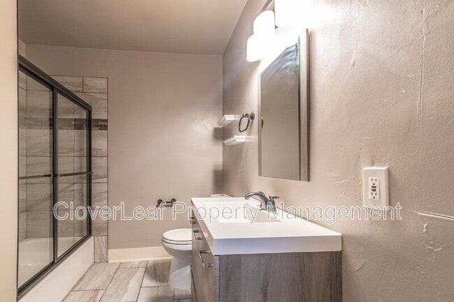 Building Photo - 2423 W Huisache Ave
