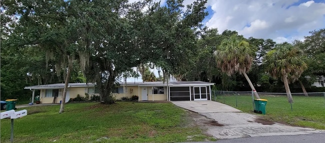 Building Photo - 2483 Lakeshore Cir
