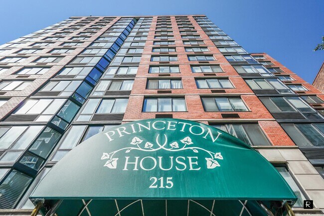 Building Photo - 215 W 95th St