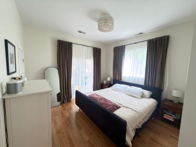 Building Photo - Beautifully updated & maintained 2 bed/2 bath Noble Square condo in an intimate 3 unit building.
