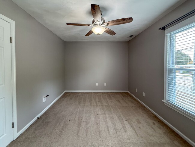 Building Photo - Double En-Suite Townhome