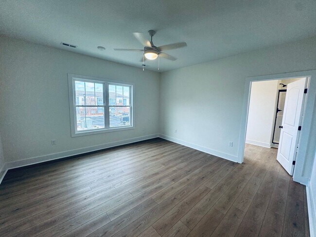 Building Photo - Brand New Luxury Condo - Middle Floor