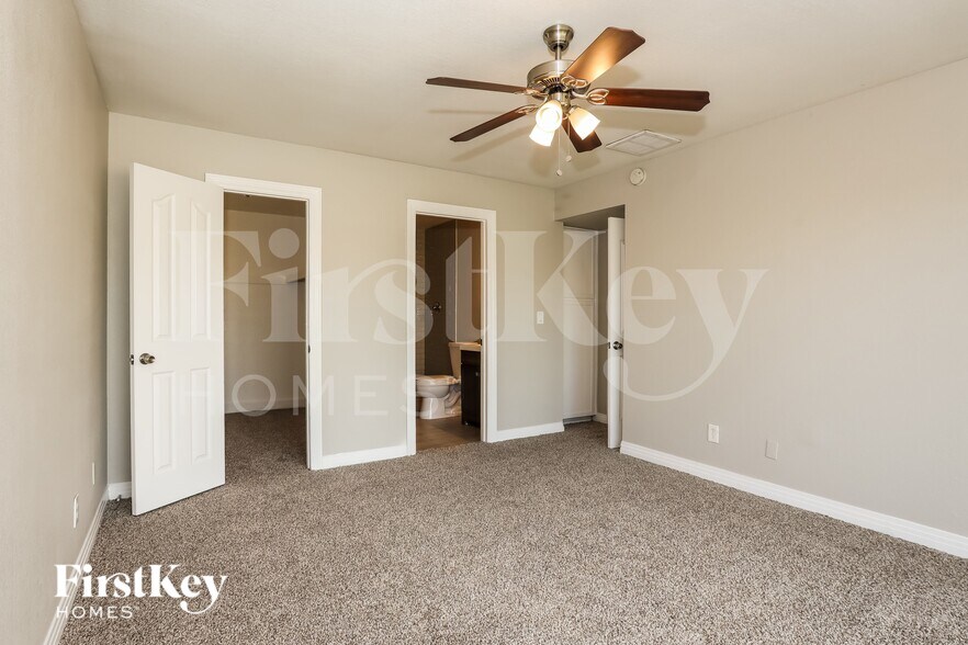 Building Photo - 4818 W Christy Dr