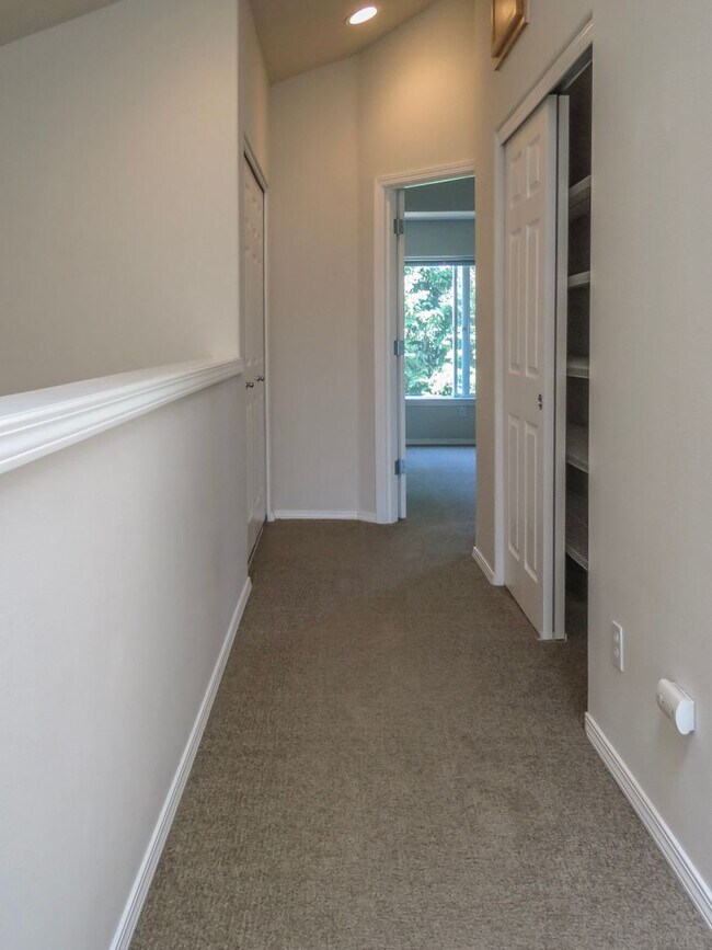Building Photo - !!!! West Linn Townhome Available 3 Bedroo...