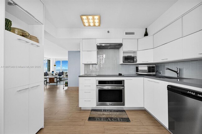 Building Photo - 1627 Brickell Ave