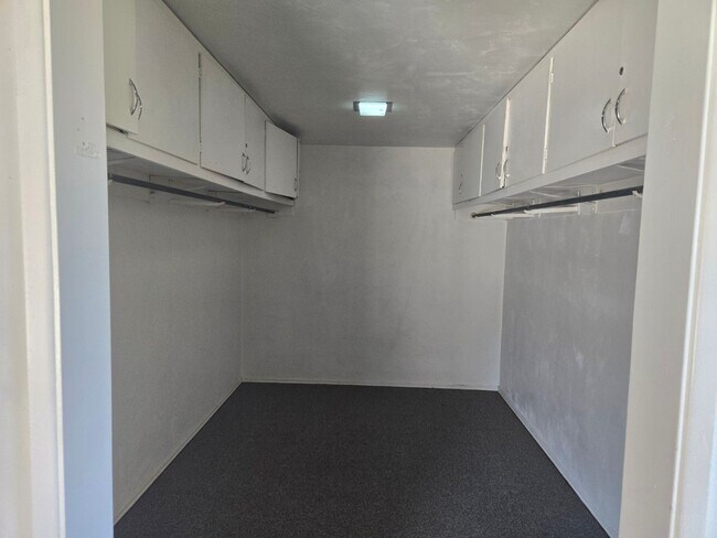 Building Photo - SDSU / College Area 6 bedrooms with 4 baths split-level home.